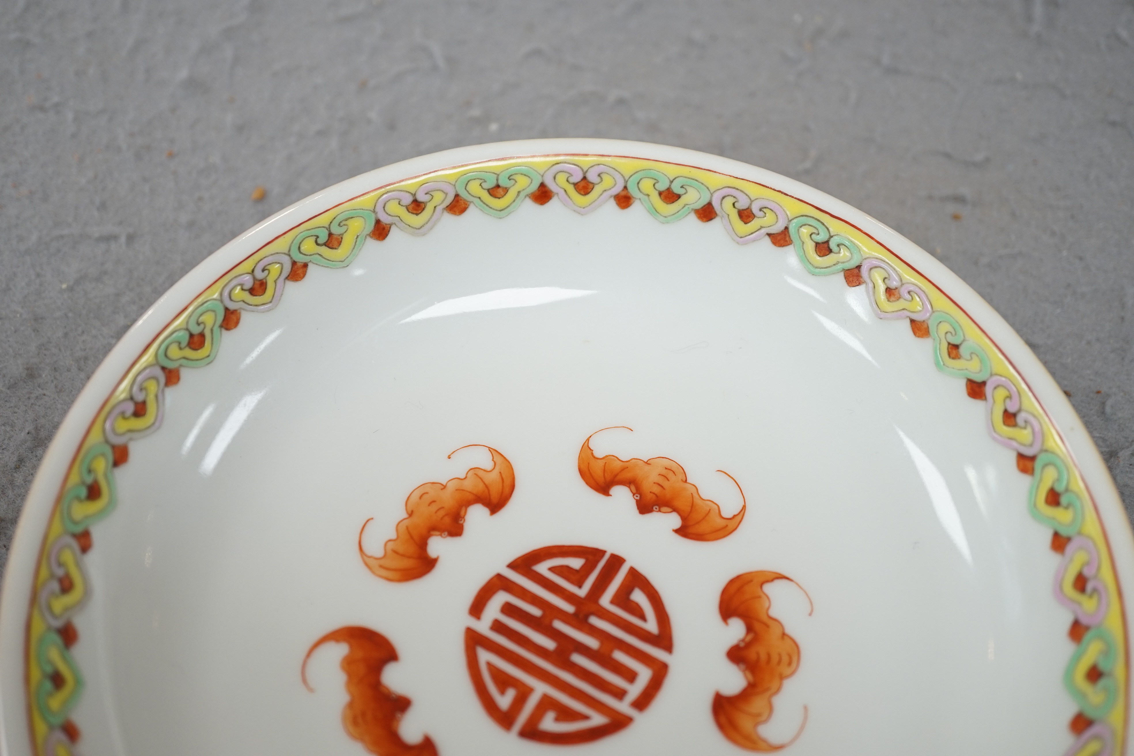A Chinese coral ground saucer dish, 19th/20th century, 16cm diameter